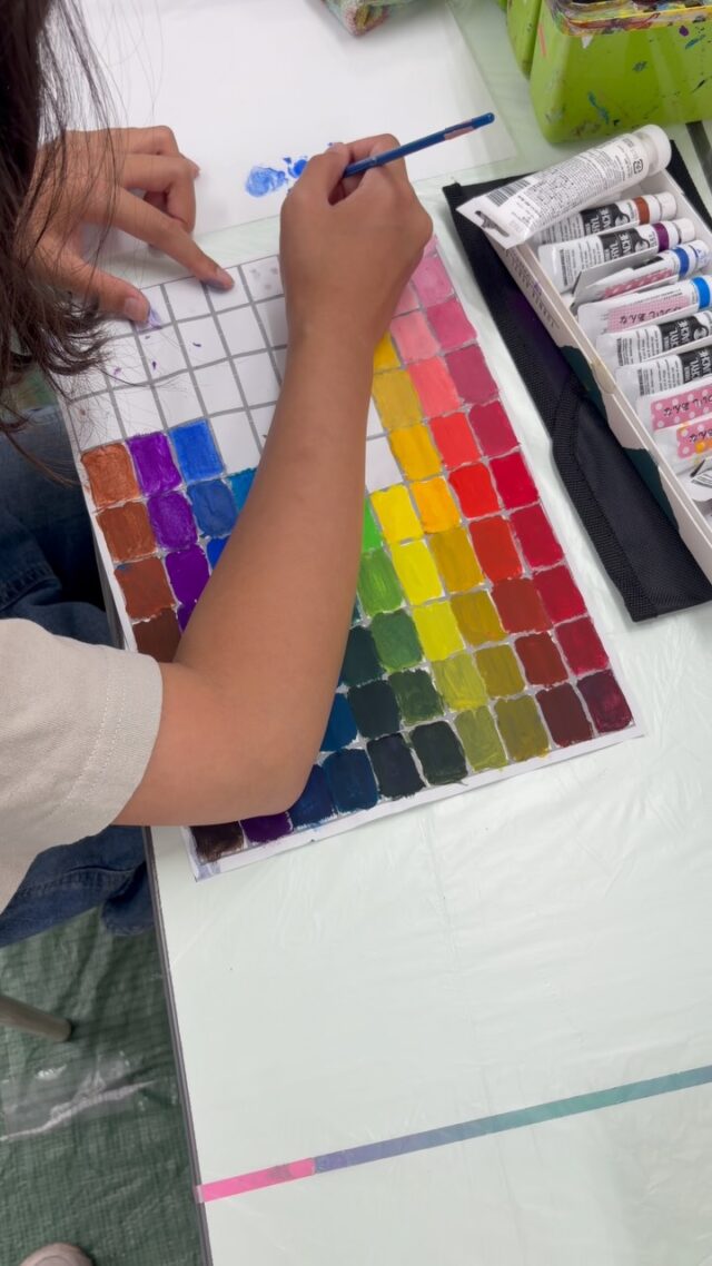 グラデーションの練習課題
⁡
絵の具の使い方や色の作り方を一気に学べるよ！
⁡
 #グラテーション  #かーやんアート  #府中絵画教室  #絵画教室東京  #お絵描き教室